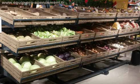 présentoir métallique incliné 3 niveaux pour exposition fruits et legumes en situation